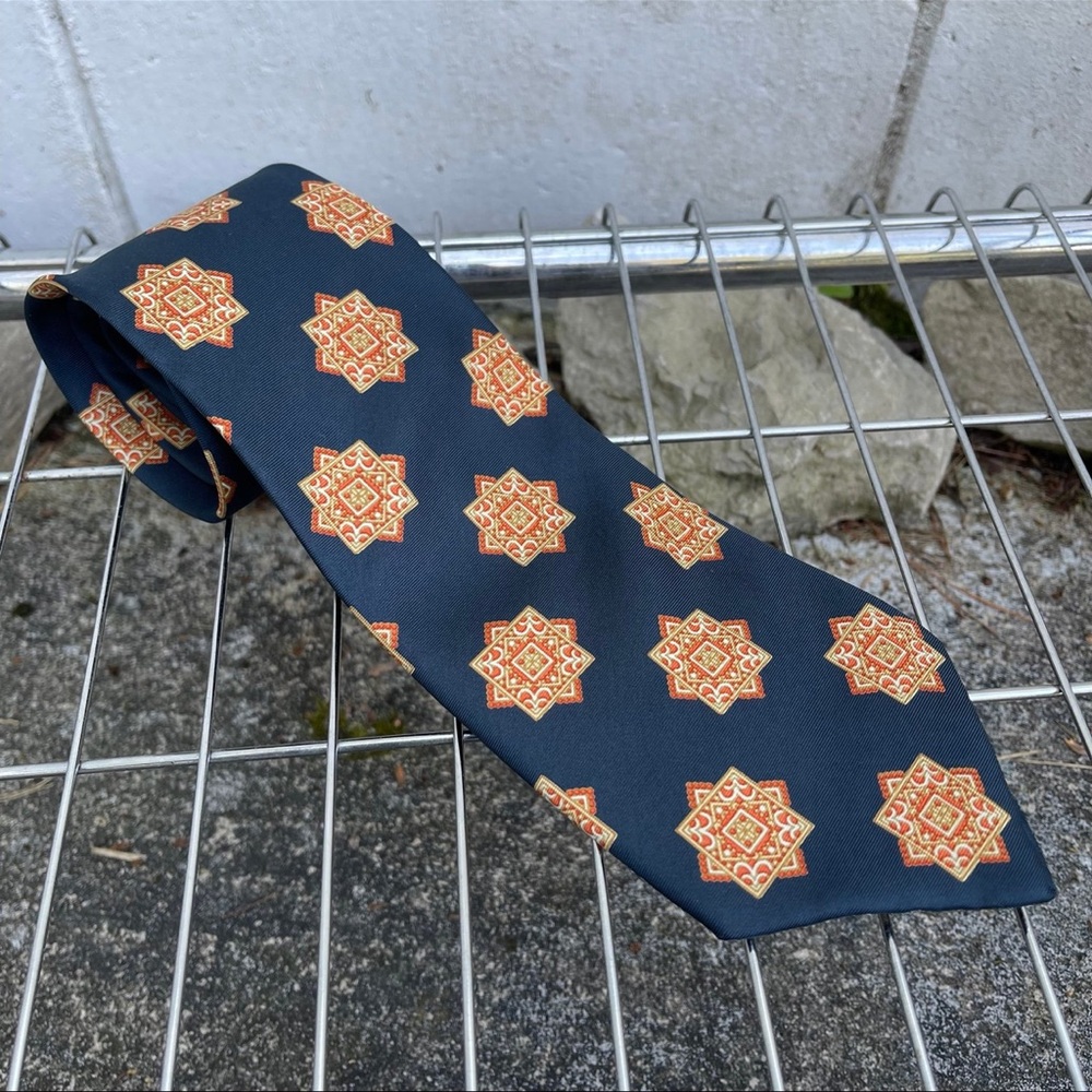 Vintage Saks Fifth Avenue 100% Italy All Silk Mens Neck Tie Navy Patterned